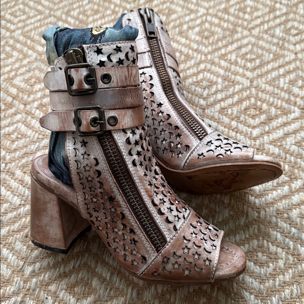 Freebird Theresa Taupe sz 8 Cut-Out Heeled Boots - Picture 12 of 15